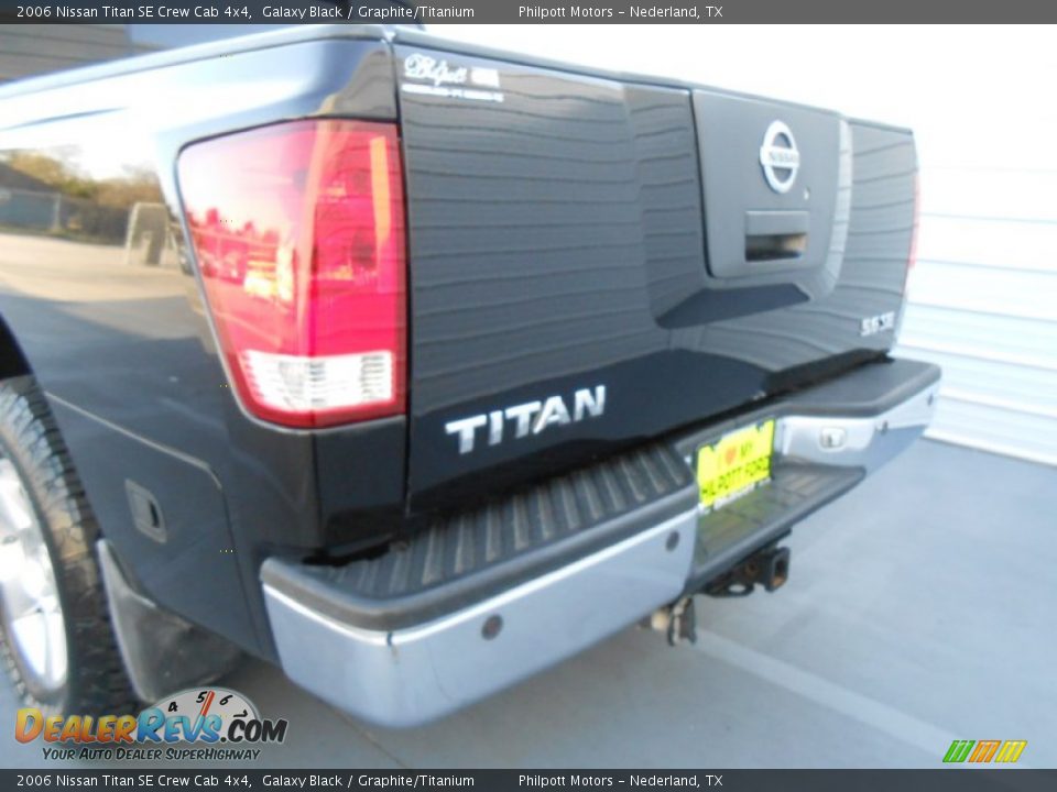2006 Nissan Titan SE Crew Cab 4x4 Galaxy Black / Graphite/Titanium Photo #21