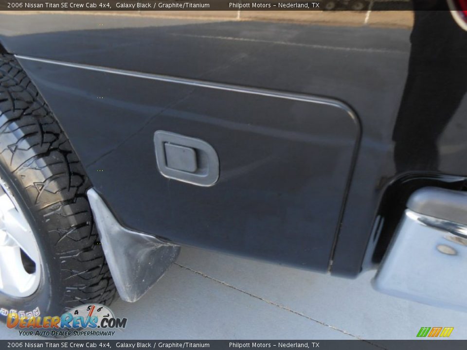 2006 Nissan Titan SE Crew Cab 4x4 Galaxy Black / Graphite/Titanium Photo #22