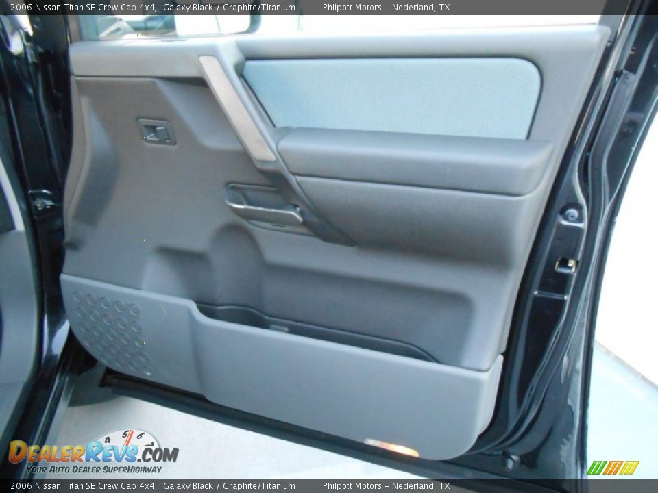 2006 Nissan Titan SE Crew Cab 4x4 Galaxy Black / Graphite/Titanium Photo #25