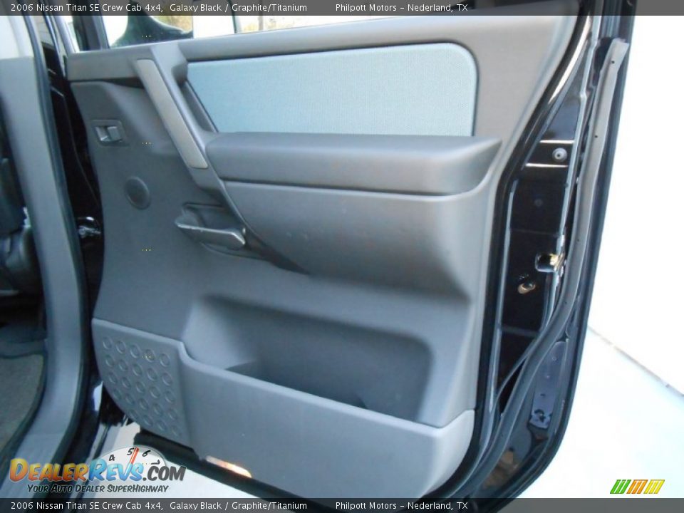 2006 Nissan Titan SE Crew Cab 4x4 Galaxy Black / Graphite/Titanium Photo #29