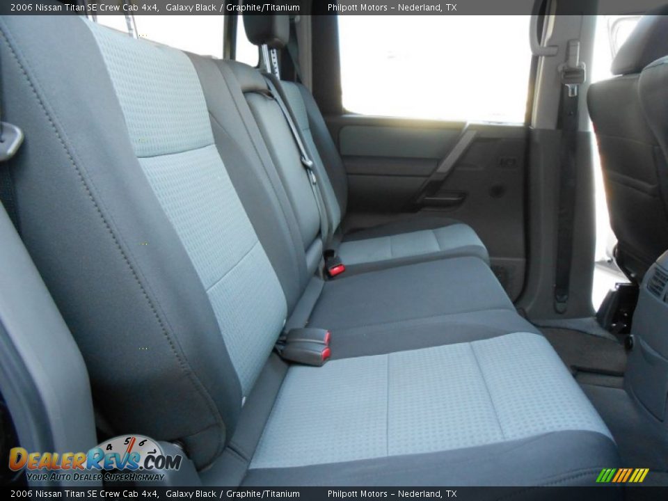 2006 Nissan Titan SE Crew Cab 4x4 Galaxy Black / Graphite/Titanium Photo #30