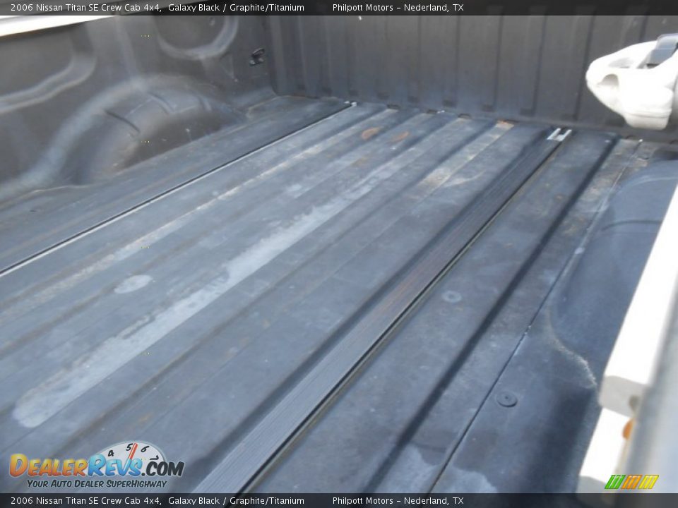 2006 Nissan Titan SE Crew Cab 4x4 Galaxy Black / Graphite/Titanium Photo #31