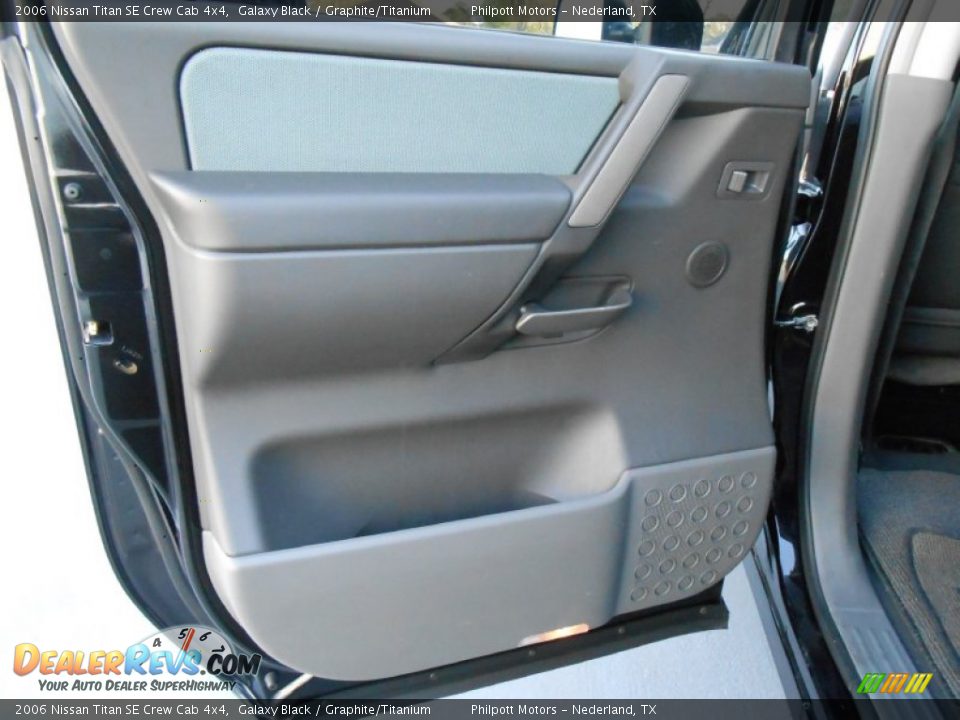 2006 Nissan Titan SE Crew Cab 4x4 Galaxy Black / Graphite/Titanium Photo #32