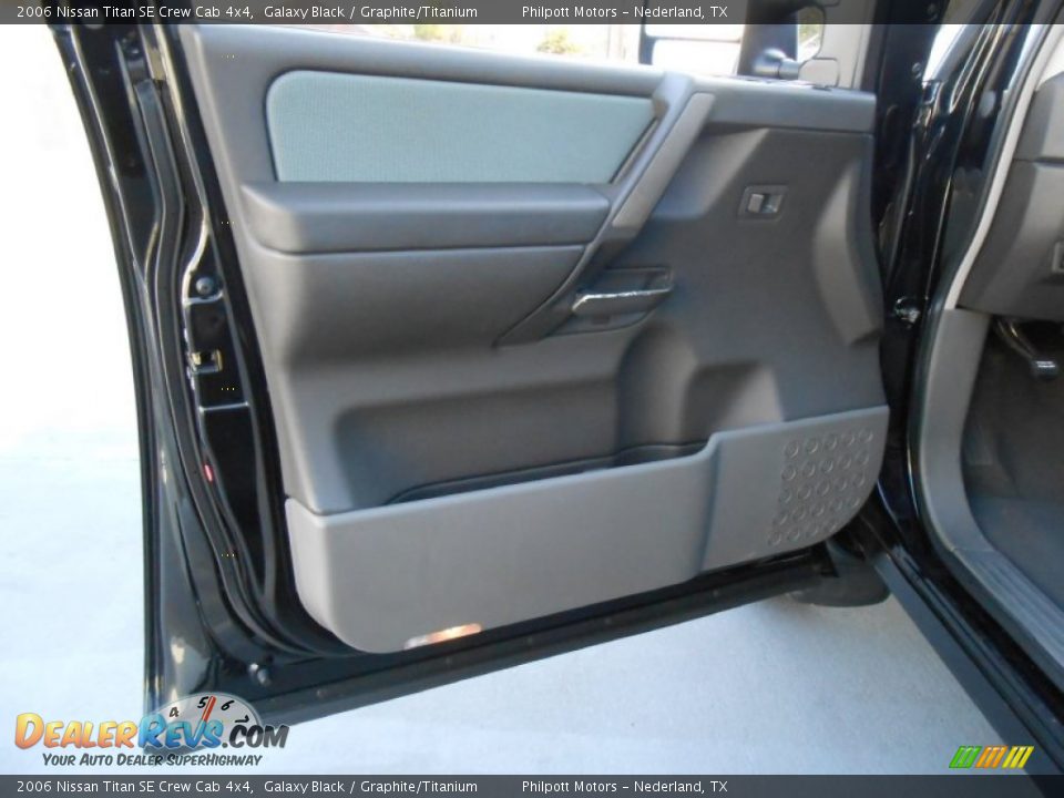 2006 Nissan Titan SE Crew Cab 4x4 Galaxy Black / Graphite/Titanium Photo #34