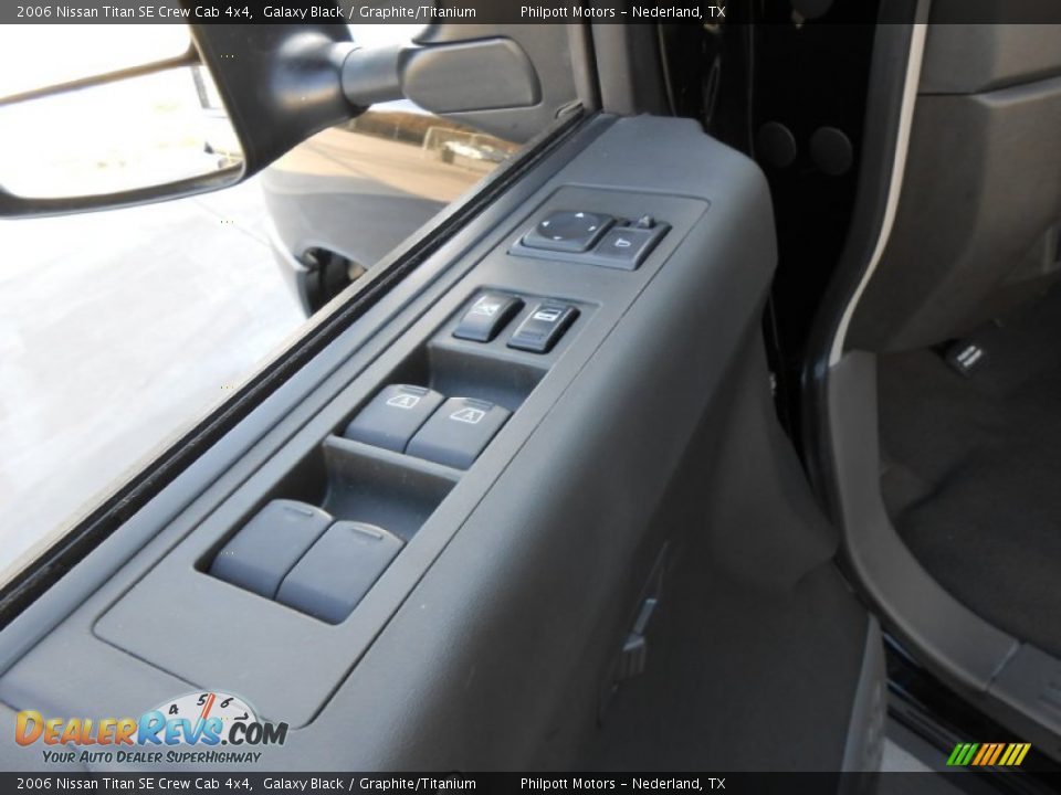 2006 Nissan Titan SE Crew Cab 4x4 Galaxy Black / Graphite/Titanium Photo #35