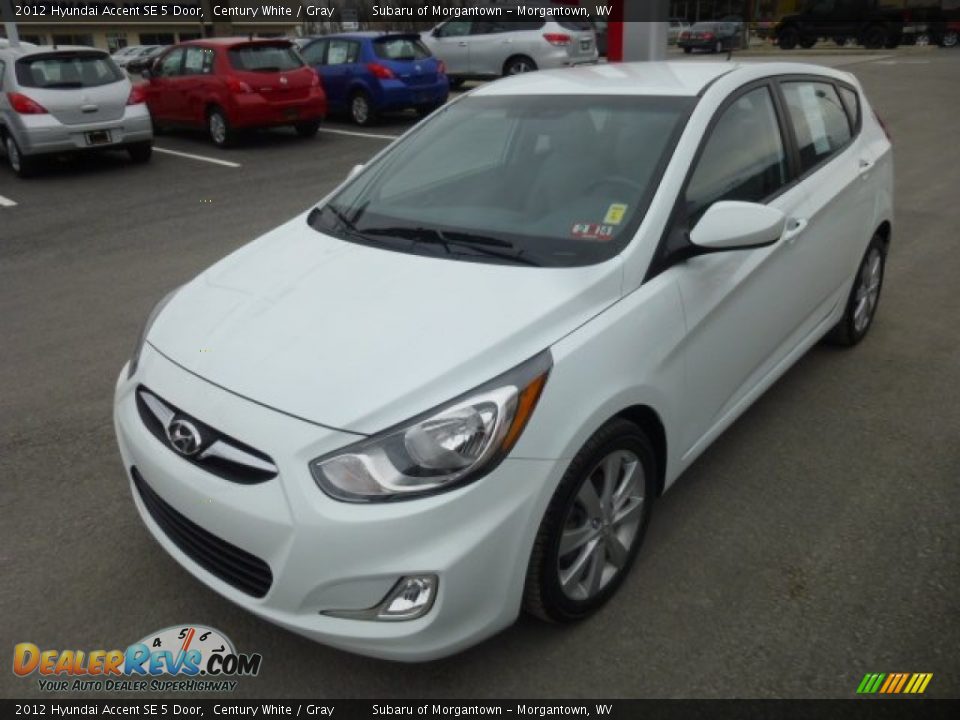 Front 3/4 View of 2012 Hyundai Accent SE 5 Door Photo #3