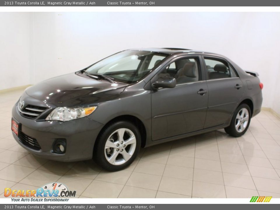 Front 3/4 View of 2013 Toyota Corolla LE Photo #3