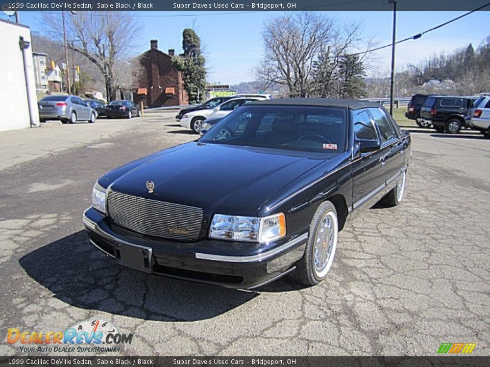 Front 3/4 View of 1999 Cadillac DeVille Sedan Photo #4