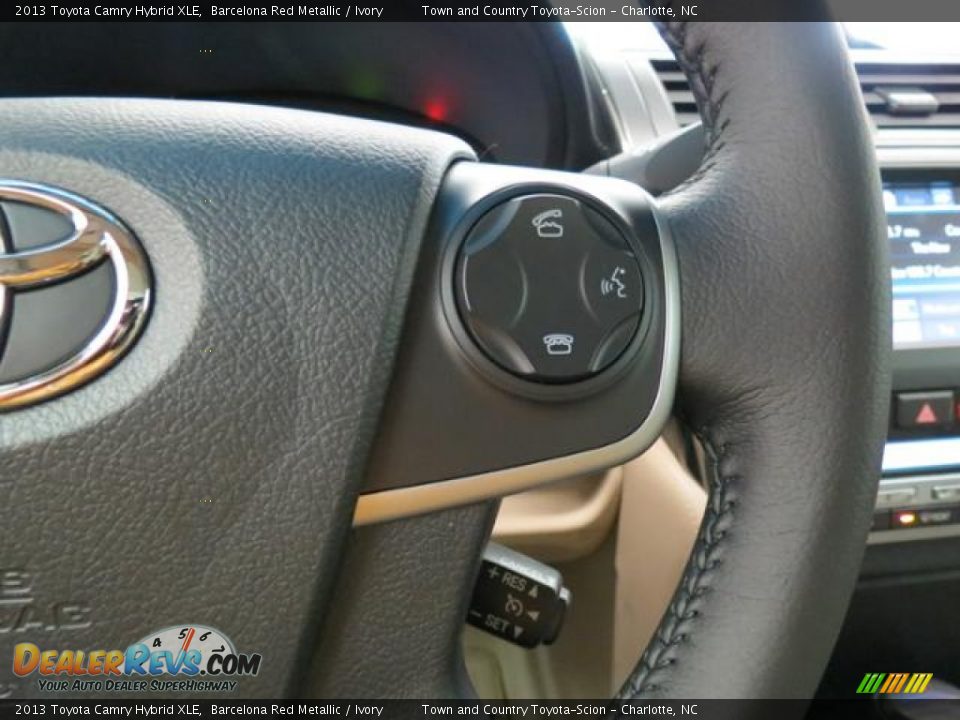 2013 Toyota Camry Hybrid XLE Barcelona Red Metallic / Ivory Photo #16