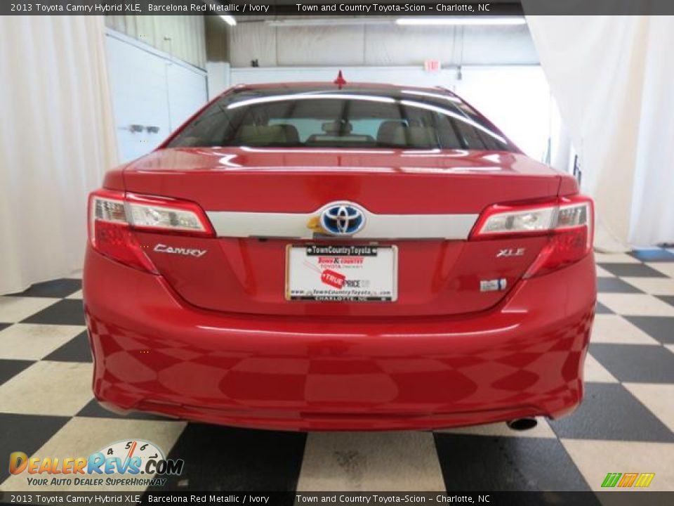 2013 Toyota Camry Hybrid XLE Barcelona Red Metallic / Ivory Photo #20
