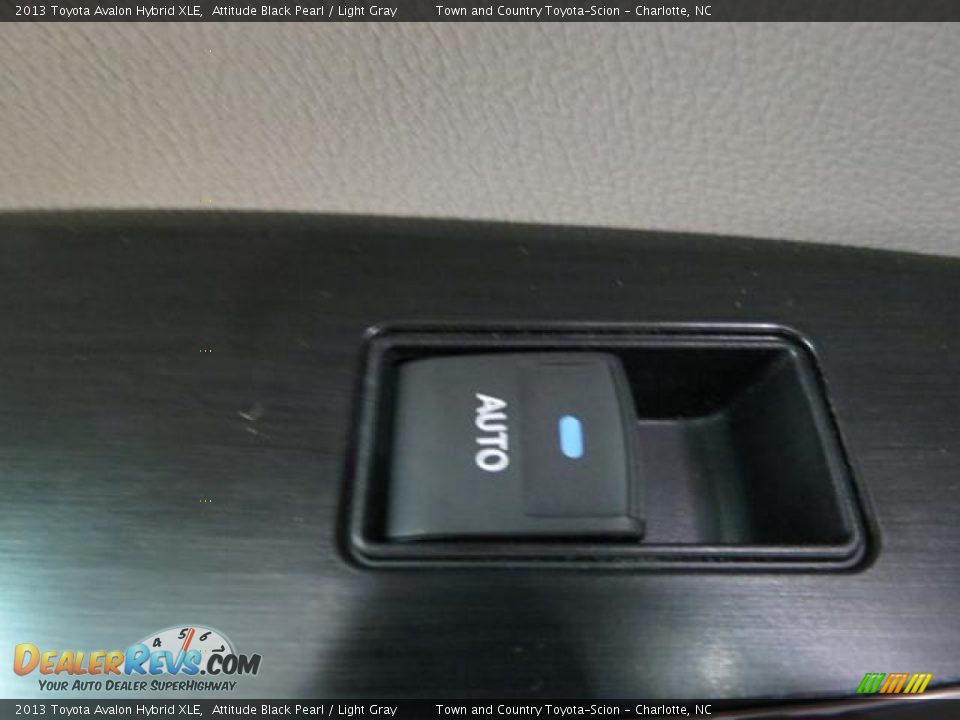 2013 Toyota Avalon Hybrid XLE Attitude Black Pearl / Light Gray Photo #7