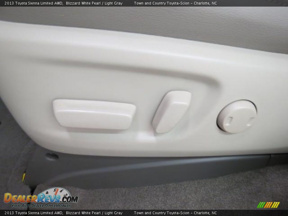 2013 Toyota Sienna Limited AWD Blizzard White Pearl / Light Gray Photo #9