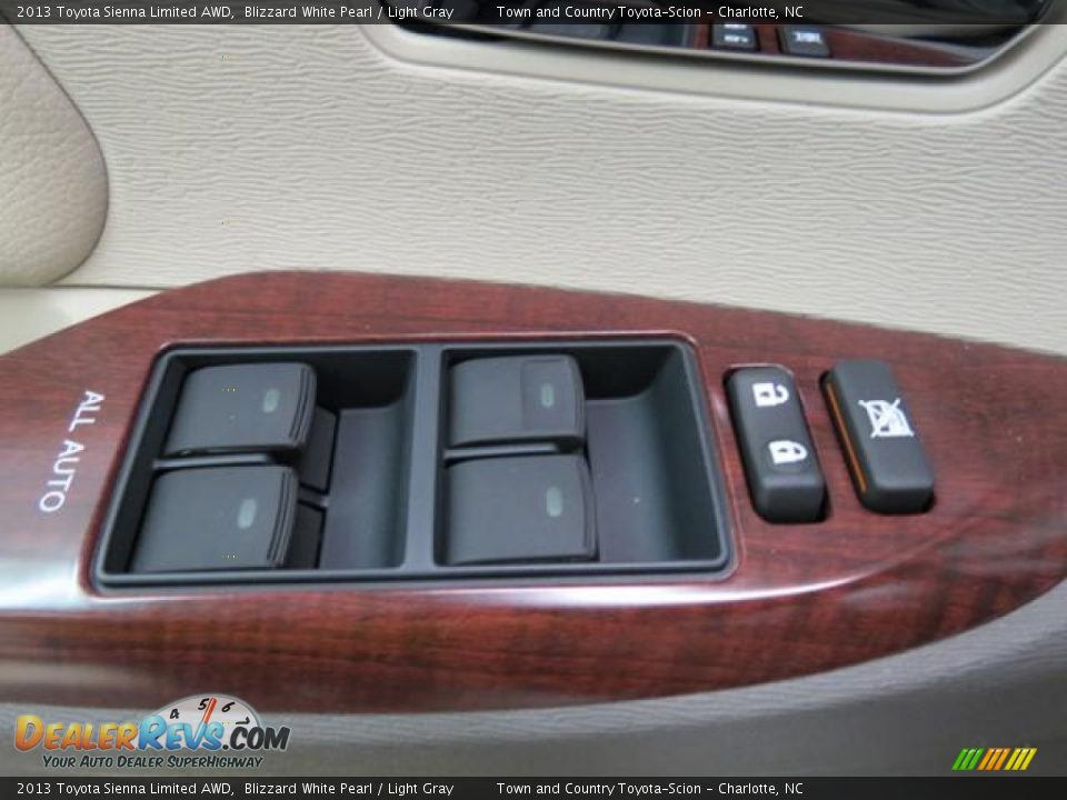 2013 Toyota Sienna Limited AWD Blizzard White Pearl / Light Gray Photo #10