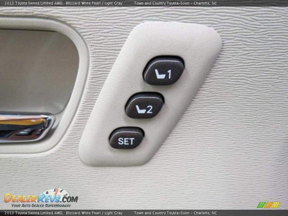2013 Toyota Sienna Limited AWD Blizzard White Pearl / Light Gray Photo #11