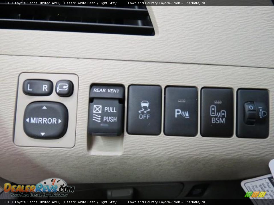 2013 Toyota Sienna Limited AWD Blizzard White Pearl / Light Gray Photo #17