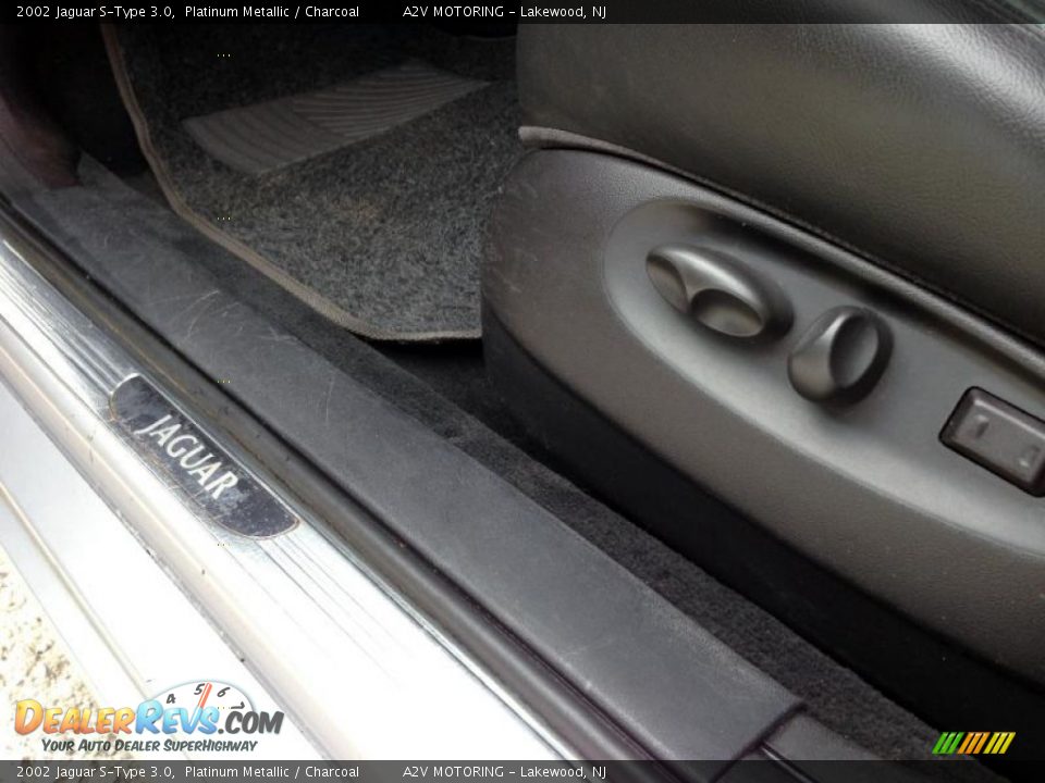 Controls of 2002 Jaguar S-Type 3.0 Photo #19