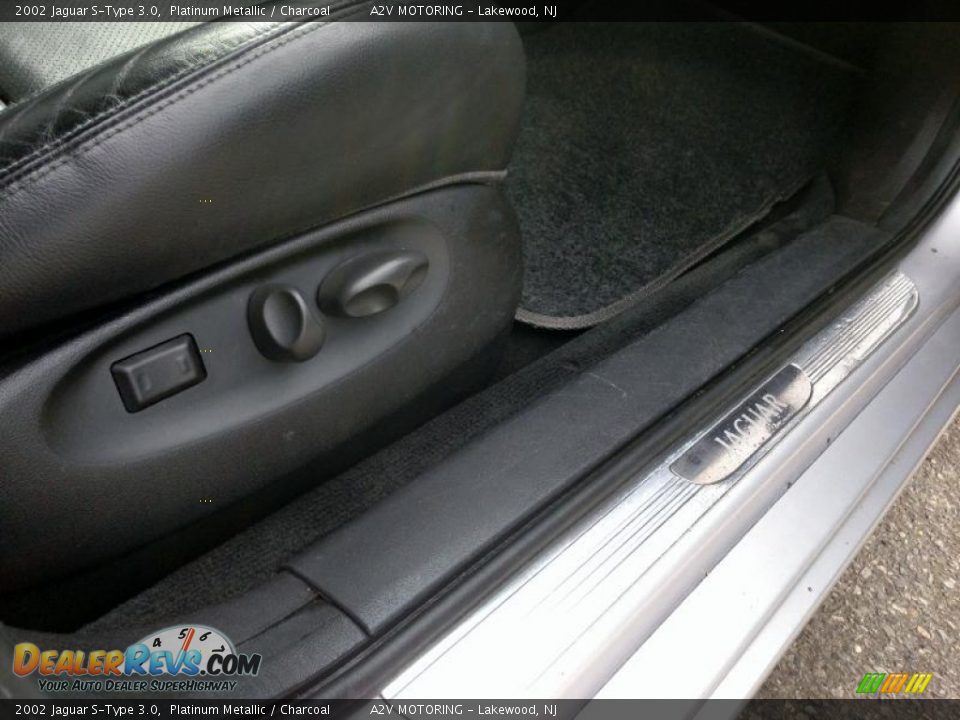 Controls of 2002 Jaguar S-Type 3.0 Photo #22