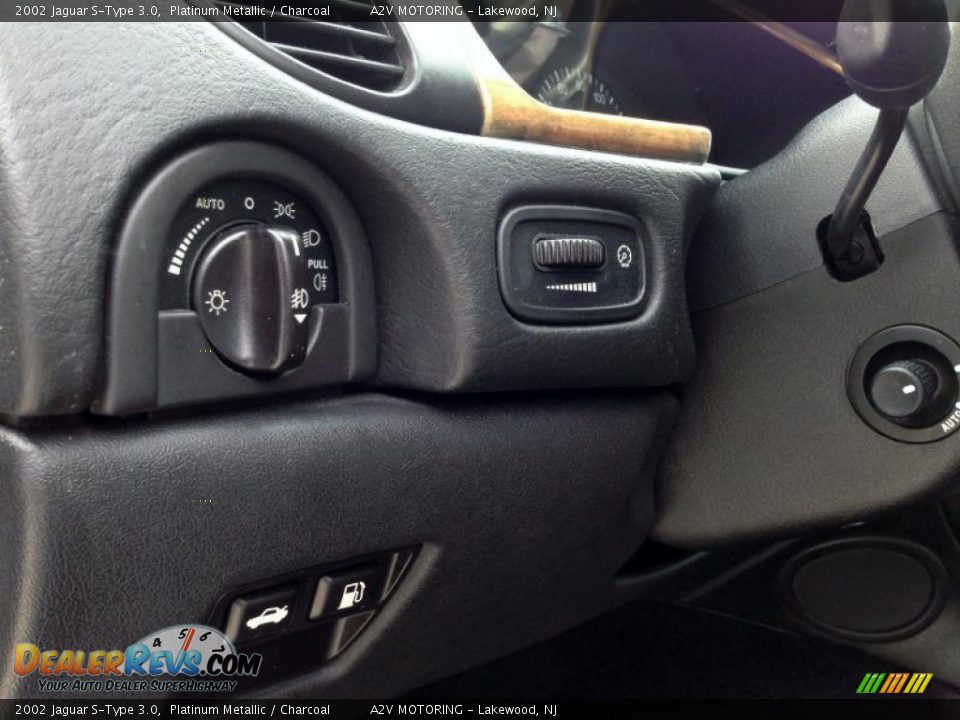 Controls of 2002 Jaguar S-Type 3.0 Photo #26