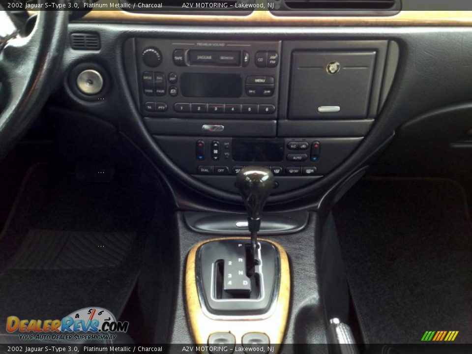 Controls of 2002 Jaguar S-Type 3.0 Photo #29