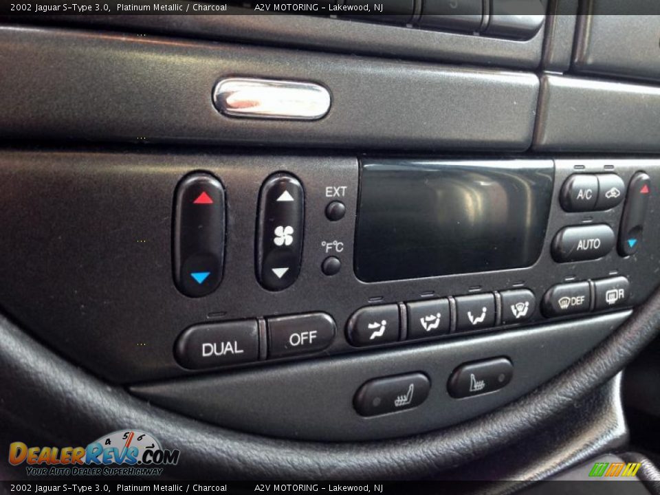 Controls of 2002 Jaguar S-Type 3.0 Photo #31