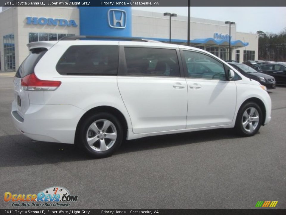 2011 Toyota Sienna LE Super White / Light Gray Photo #7