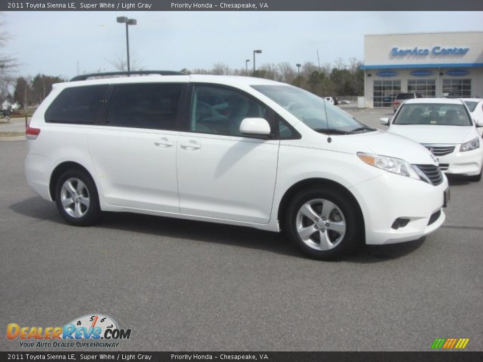 2011 Toyota Sienna LE Super White / Light Gray Photo #8