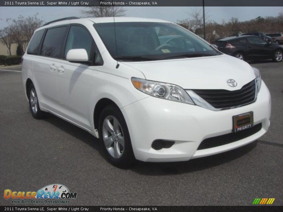 2011 Toyota Sienna LE Super White / Light Gray Photo #9