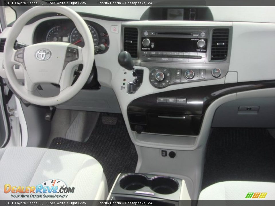 2011 Toyota Sienna LE Super White / Light Gray Photo #18