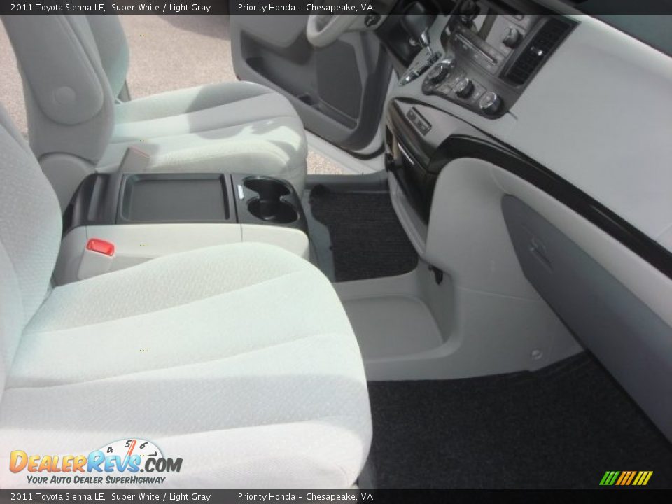 2011 Toyota Sienna LE Super White / Light Gray Photo #19