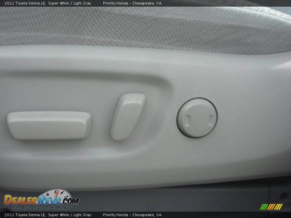 2011 Toyota Sienna LE Super White / Light Gray Photo #20
