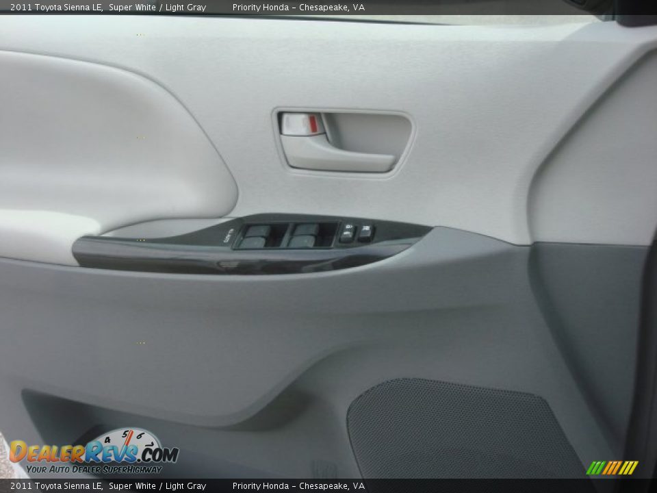 2011 Toyota Sienna LE Super White / Light Gray Photo #21