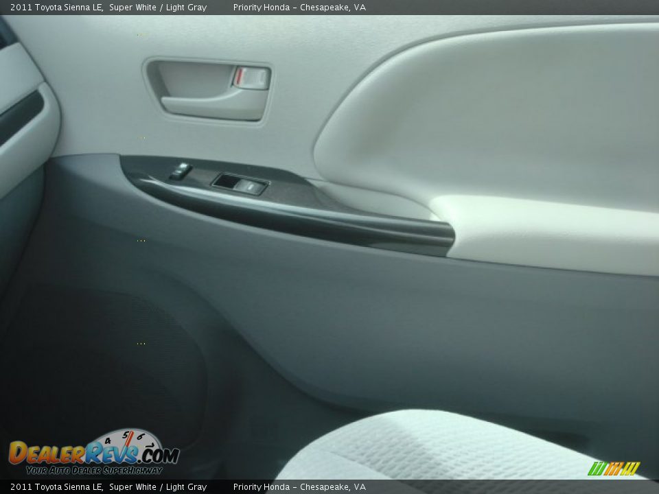 2011 Toyota Sienna LE Super White / Light Gray Photo #28