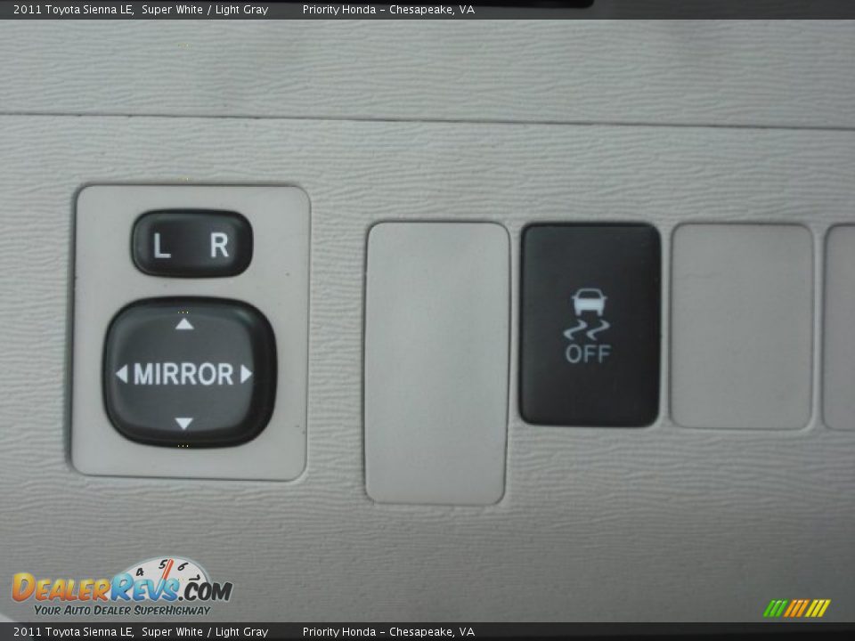 2011 Toyota Sienna LE Super White / Light Gray Photo #31