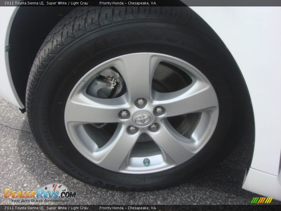 2011 Toyota Sienna LE Super White / Light Gray Photo #32