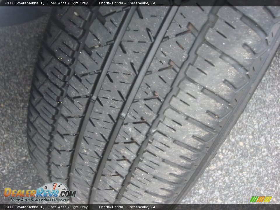 2011 Toyota Sienna LE Super White / Light Gray Photo #33