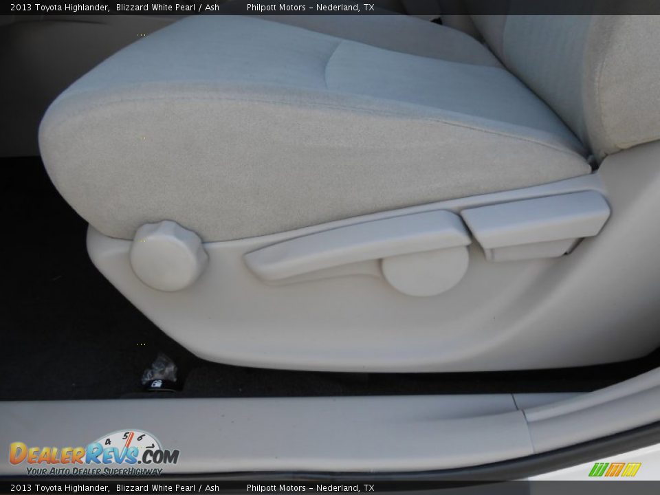 2013 Toyota Highlander Blizzard White Pearl / Ash Photo #23