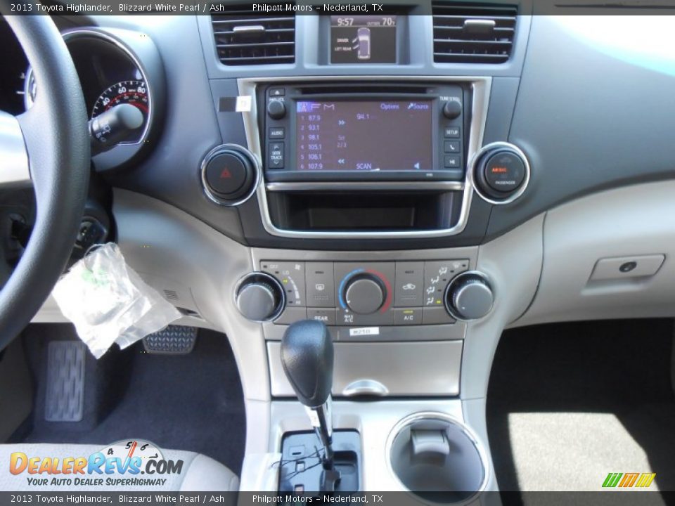 2013 Toyota Highlander Blizzard White Pearl / Ash Photo #25