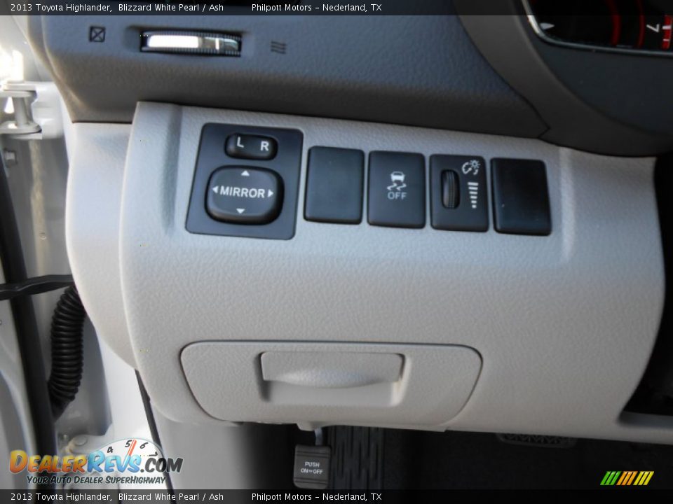 2013 Toyota Highlander Blizzard White Pearl / Ash Photo #33