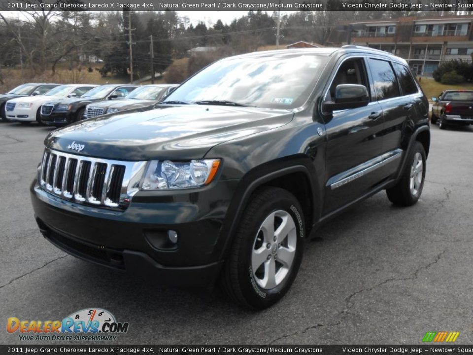 Front 3/4 View of 2011 Jeep Grand Cherokee Laredo X Package 4x4 Photo #3