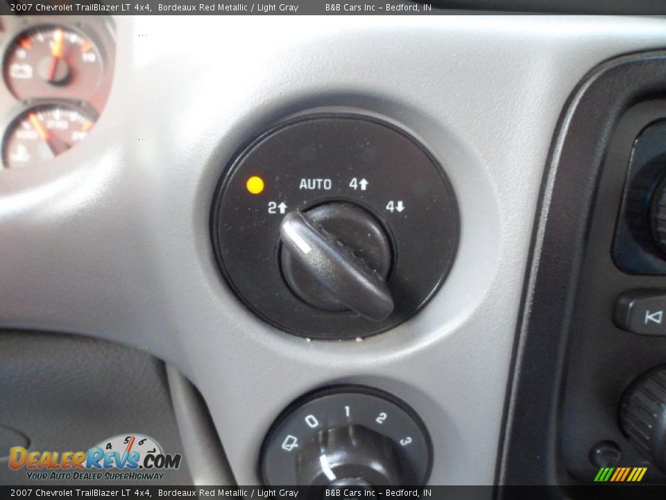 2007 Chevrolet TrailBlazer LT 4x4 Bordeaux Red Metallic / Light Gray Photo #31