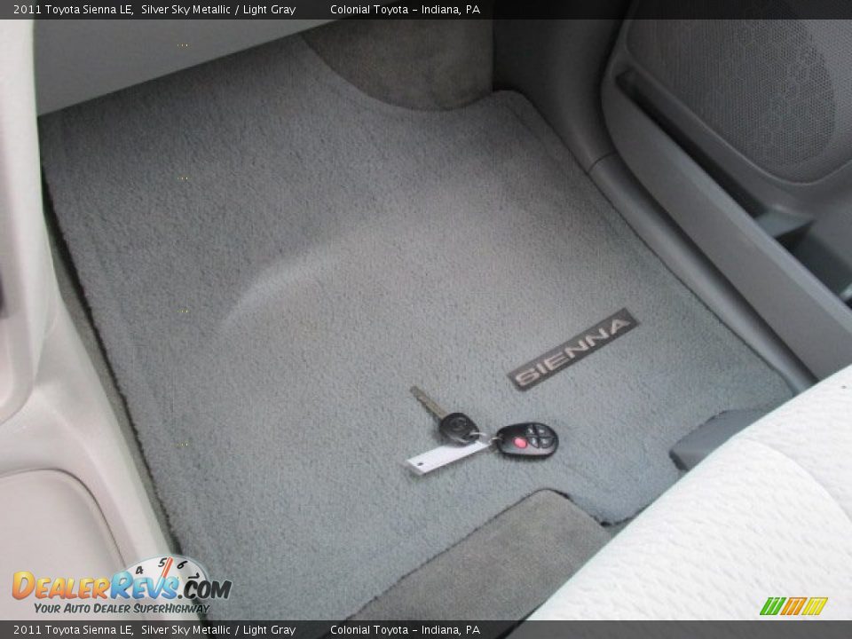 2011 Toyota Sienna LE Silver Sky Metallic / Light Gray Photo #18