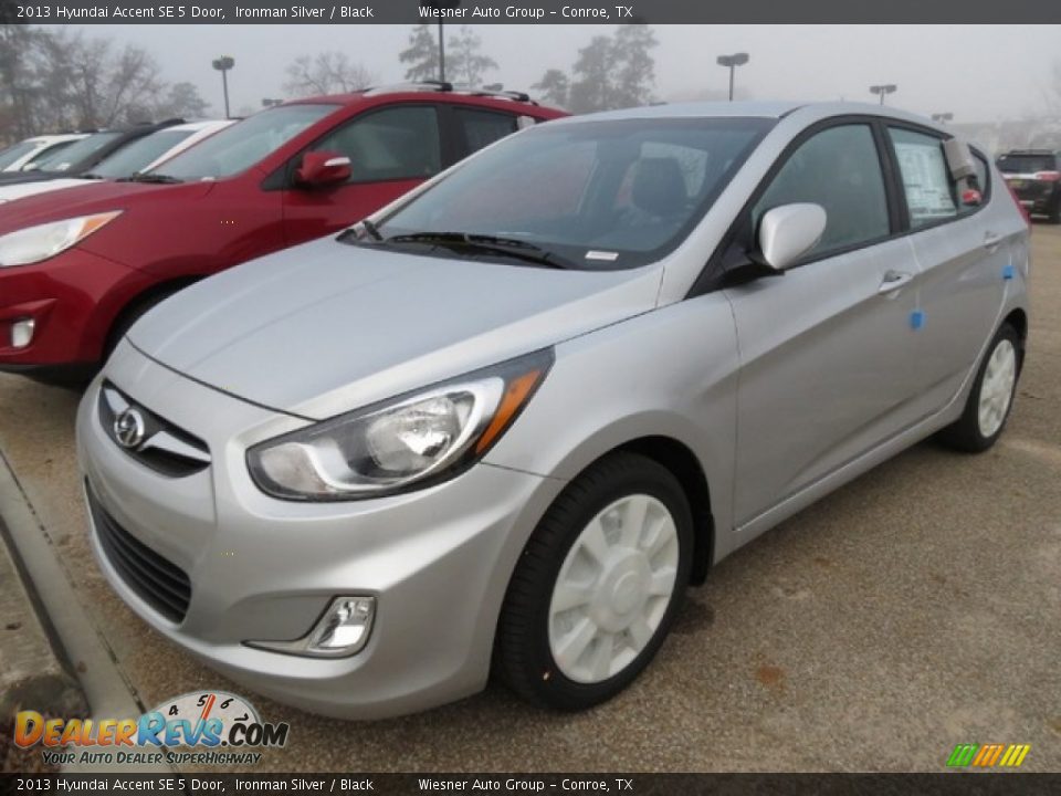 2013 Hyundai Accent SE 5 Door Ironman Silver / Black Photo #2