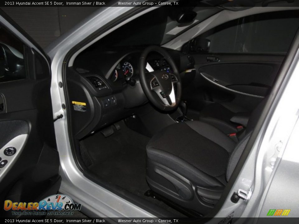 2013 Hyundai Accent SE 5 Door Ironman Silver / Black Photo #5