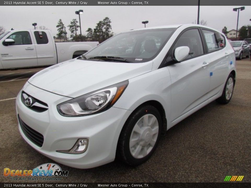 2013 Hyundai Accent SE 5 Door Century White / Gray Photo #2