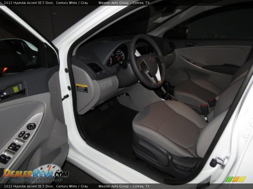 2013 Hyundai Accent SE 5 Door Century White / Gray Photo #5