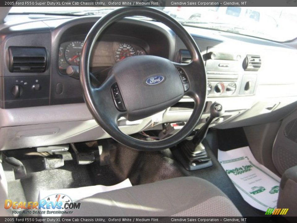 2005 Ford F550 Super Duty XL Crew Cab Chassis Utility Oxford White / Medium Flint Photo #7