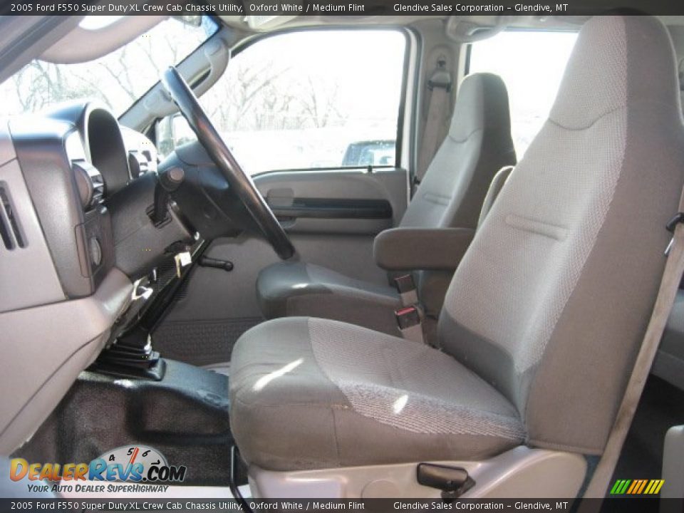2005 Ford F550 Super Duty XL Crew Cab Chassis Utility Oxford White / Medium Flint Photo #8
