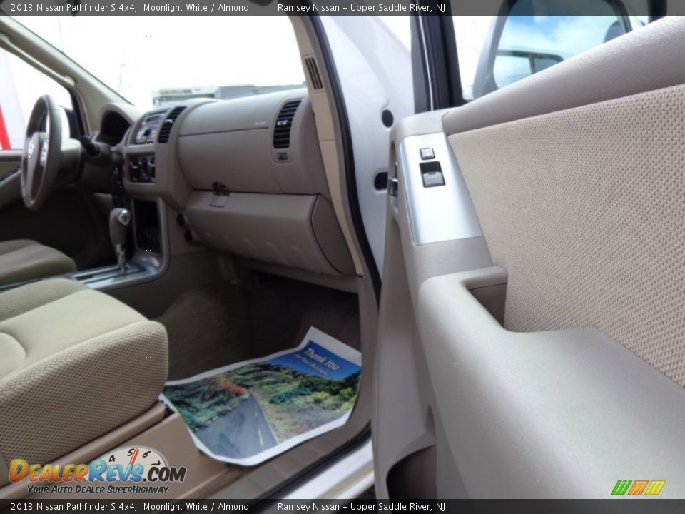 2013 Nissan Pathfinder S 4x4 Moonlight White / Almond Photo #14