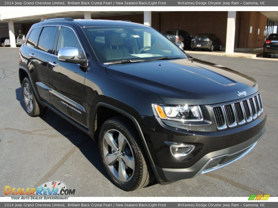 Front 3/4 View of 2014 Jeep Grand Cherokee Limited Photo #1