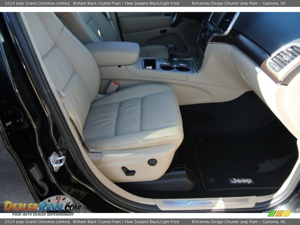 Front Seat of 2014 Jeep Grand Cherokee Limited Photo #20